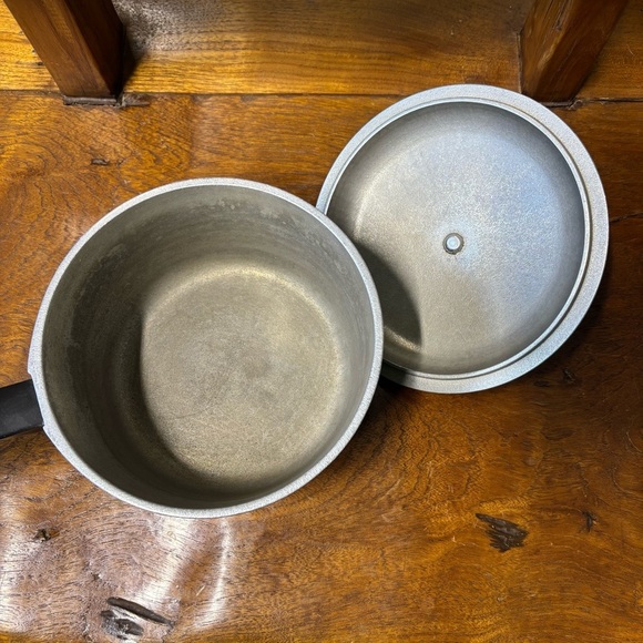Set of 2 vintage torquoise/ teal Club cast aluminum cookware - Picture 4 of 15